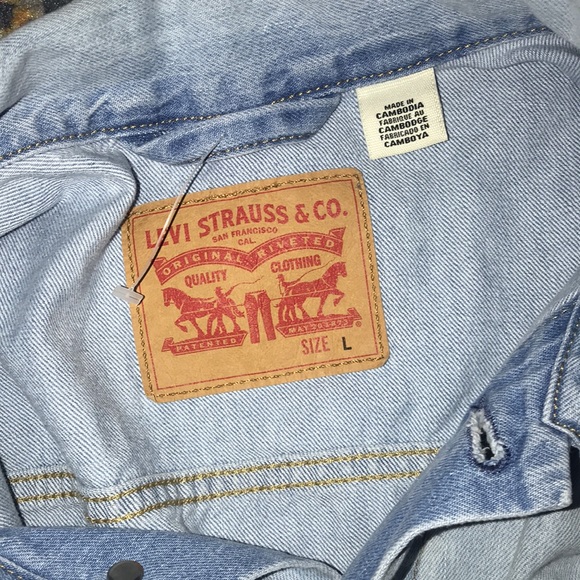 New light wash Levi’s Boyfriend Trucker Jacket - Picture 10 of 14